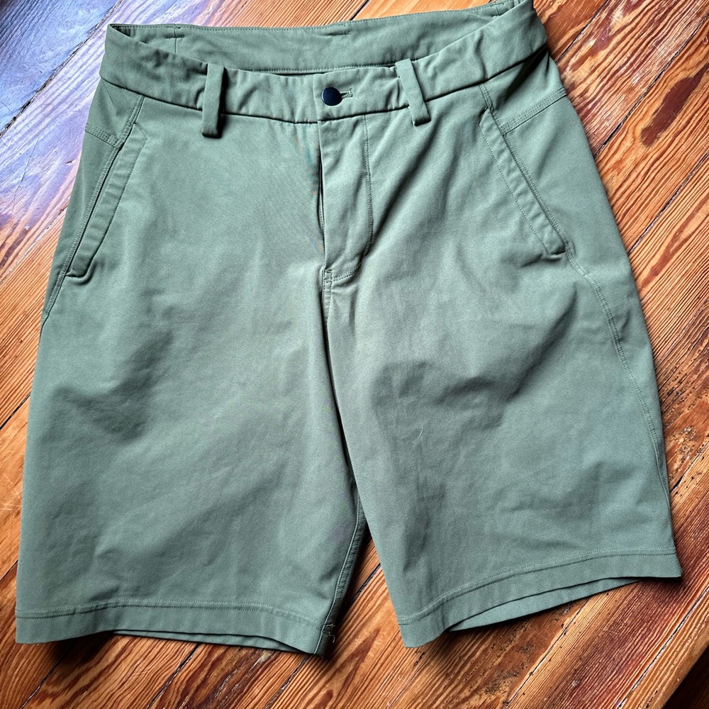 Men’s Lululemon Classic shorts in olive green size 32